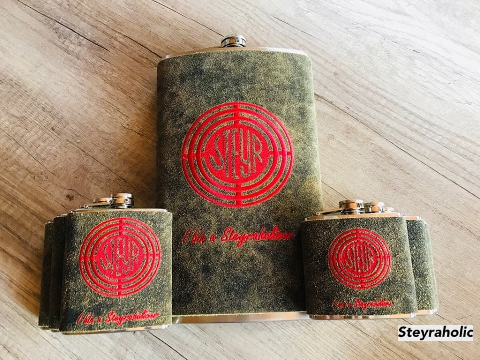 Steyr - 7oz Flachmann "I bin a Steyraholicer" rot