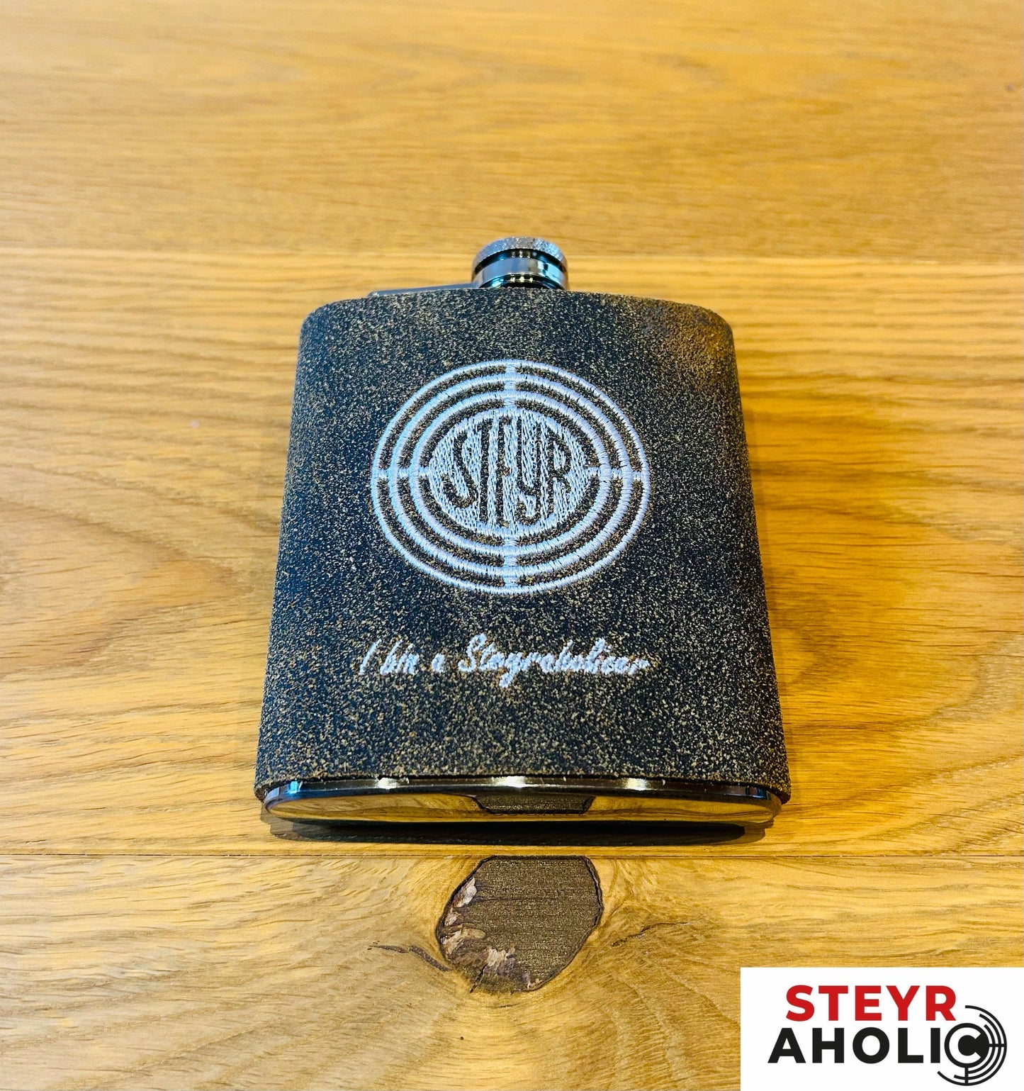 Steyr - 7oz Flachmann "I bin a Steyraholicer" weiß