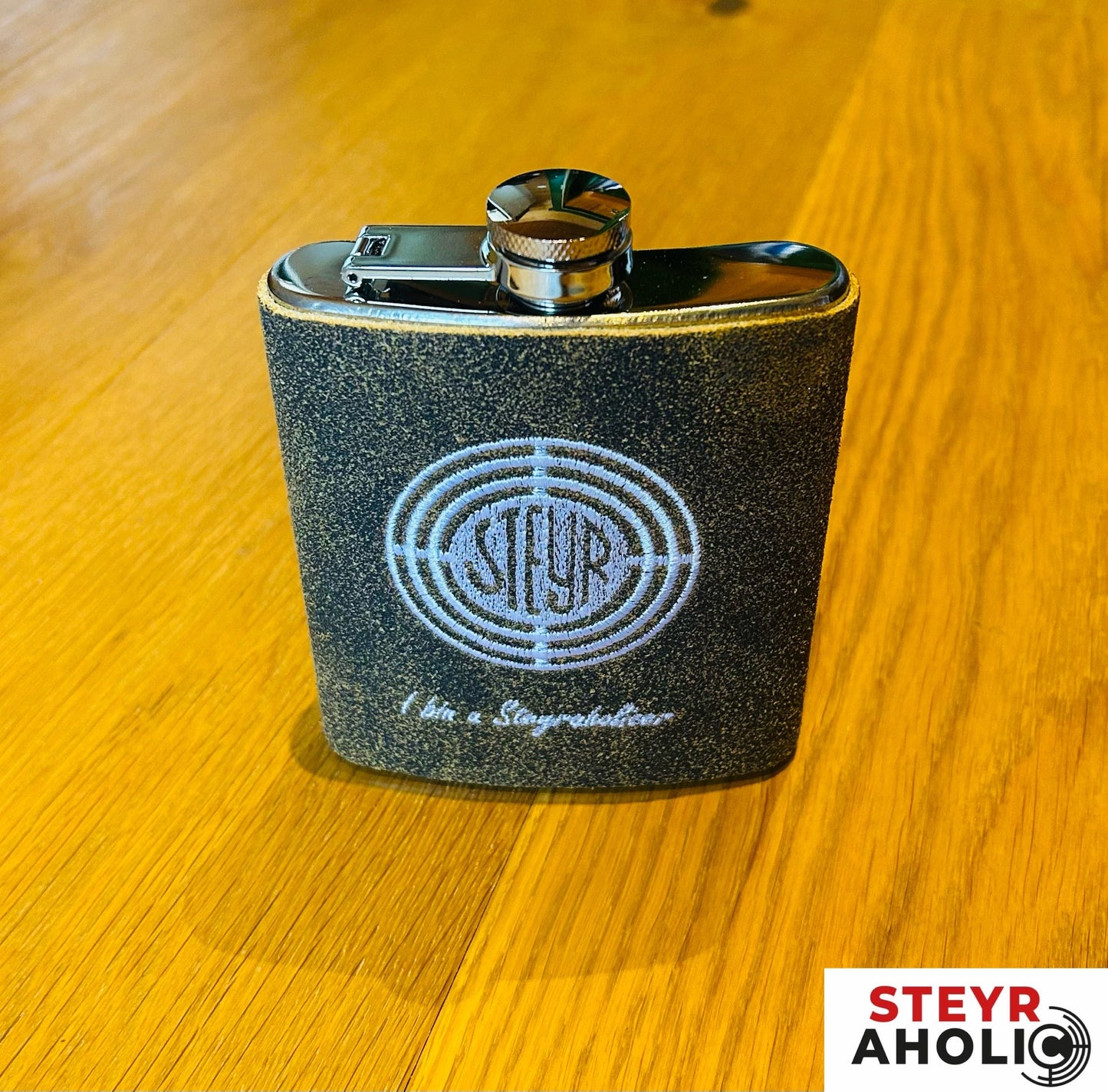 Steyr - 7oz Flachmann "I bin a Steyraholicer" weiß